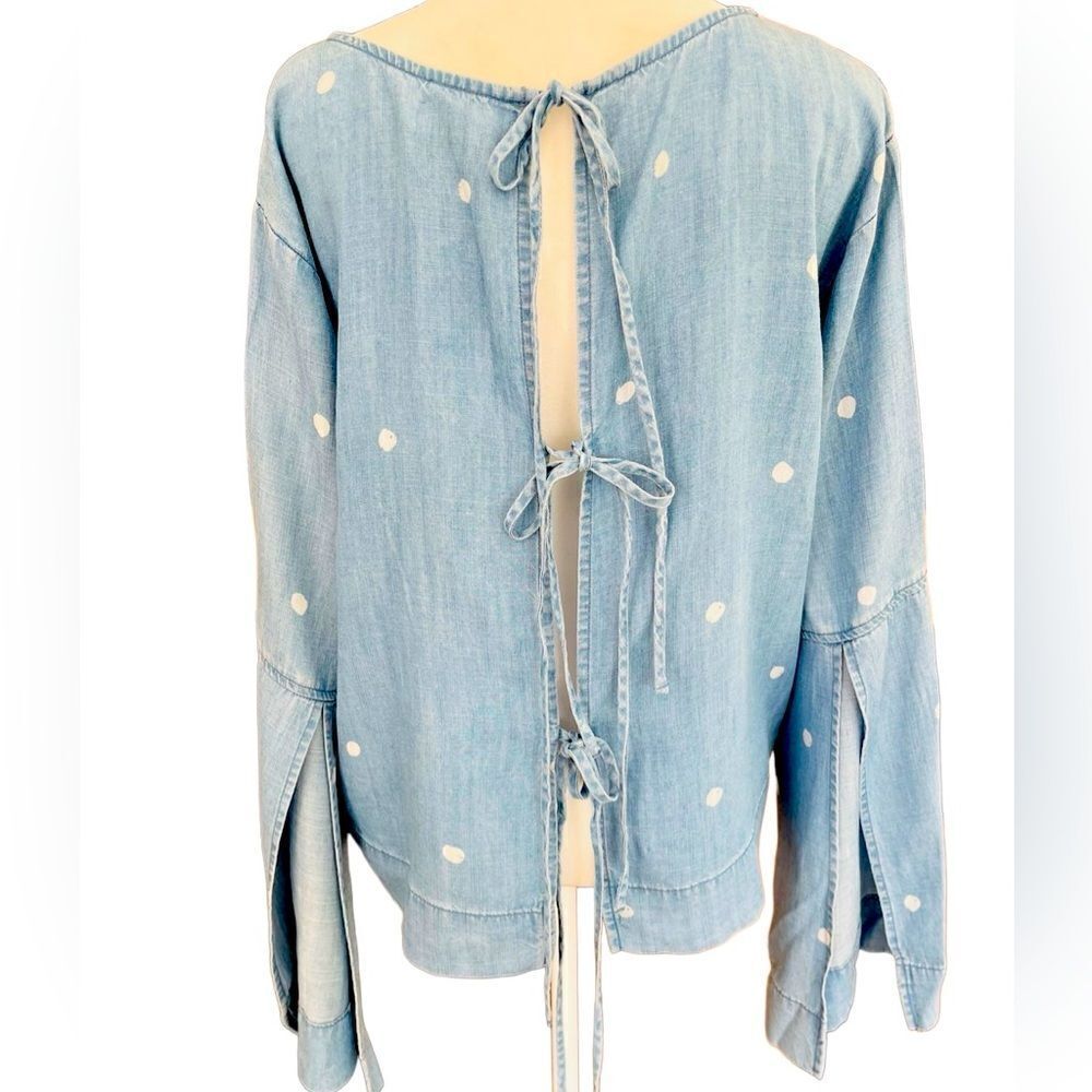 Anthropologie Cloth & Stone polka dot chambray top, slit bell sleeves tie back M - Picture 3 of 8